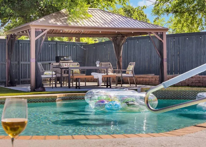 Backyard Oasis: Pool, Hot Tub, Giant Chess & Golf Holiday home *