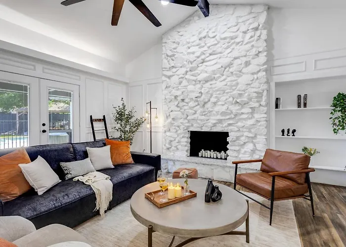 Backyard Oasis: Pool, Hot Tub, Giant Chess & Golf Holiday home *