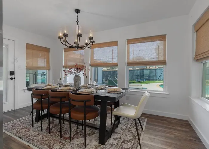 Backyard Oasis: Pool, Hot Tub, Giant Chess & Golf Holiday home
