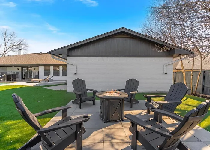 Backyard Oasis: Pool, Hot Tub, Giant Chess & Golf Fort Worth