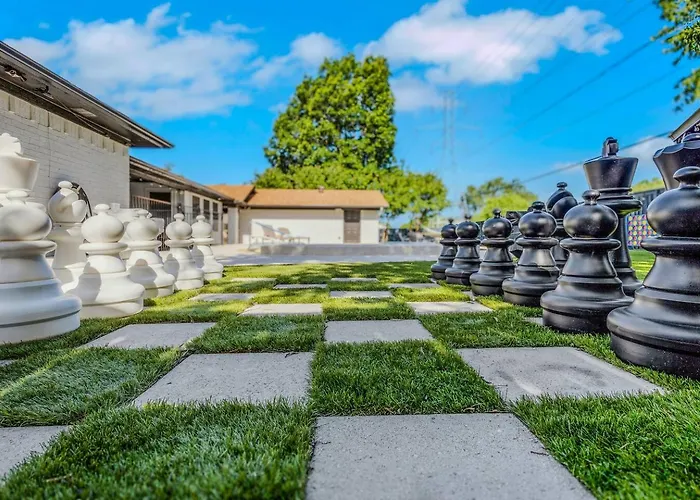 Holiday home Backyard Oasis: Pool, Hot Tub, Giant Chess & Golf