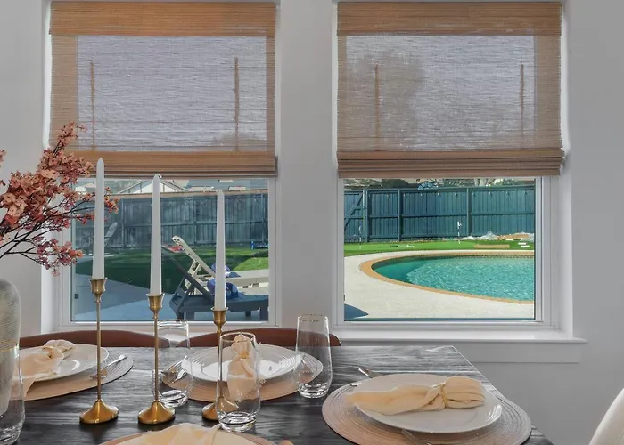 Backyard Oasis: Pool, Hot Tub, Giant Chess & Golf *