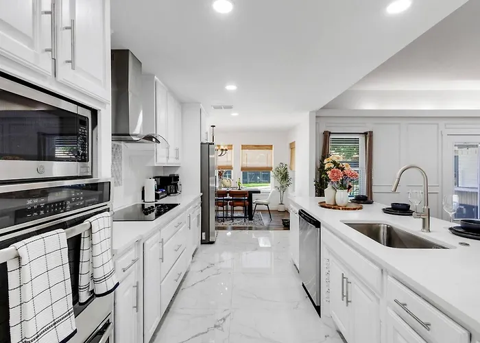 Backyard Oasis: Pool, Hot Tub, Giant Chess & Golf Holiday home *