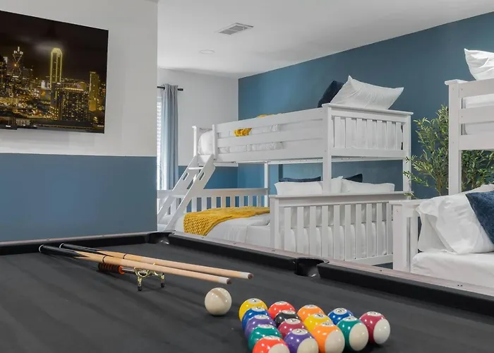 Backyard Oasis: Pool, Hot Tub, Giant Chess & Golf Fort Worth