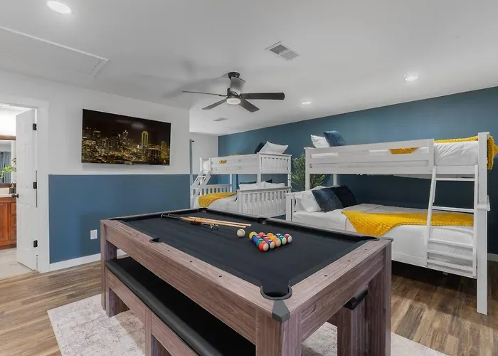 Holiday home Backyard Oasis: Pool, Hot Tub, Giant Chess & Golf
