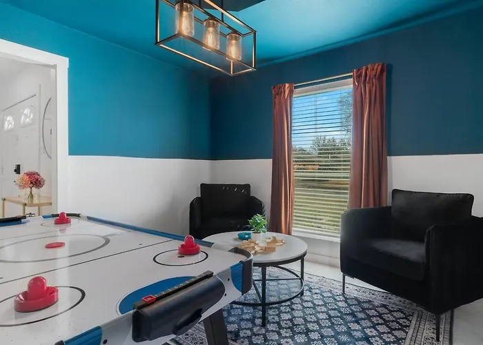 Backyard Oasis: Pool, Hot Tub, Giant Chess & Golf Holiday home *