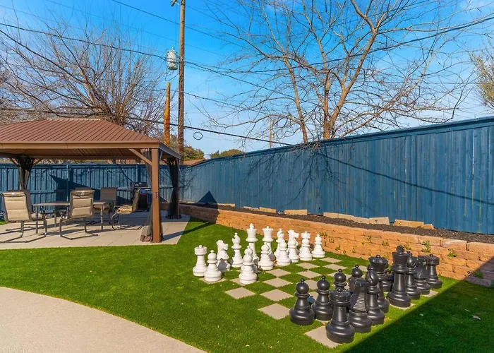 Holiday home Backyard Oasis: Pool, Hot Tub, Giant Chess & Golf