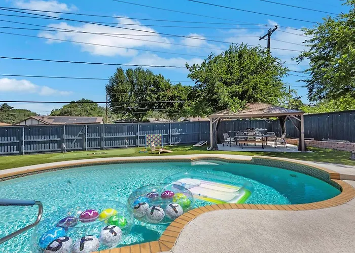 Backyard Oasis: Pool, Hot Tub, Giant Chess & Golf Fort Worth