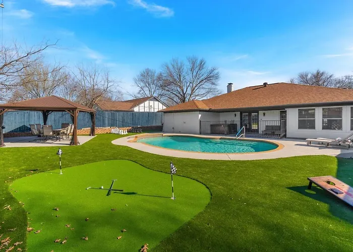 Holiday home Backyard Oasis: Pool, Hot Tub, Giant Chess & Golf