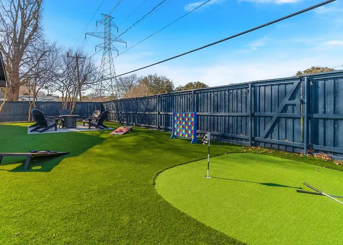Backyard Oasis: Pool, Hot Tub, Giant Chess & Golf Fort Worth