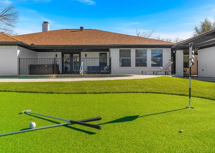 Backyard Oasis: Pool, Hot Tub, Giant Chess & Golf Holiday home