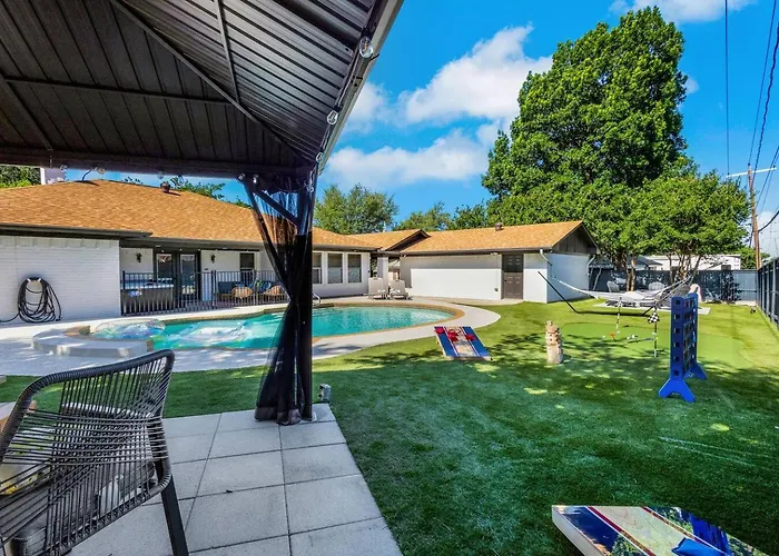 Backyard Oasis: Pool, Hot Tub, Giant Chess & Golf Fort Worth