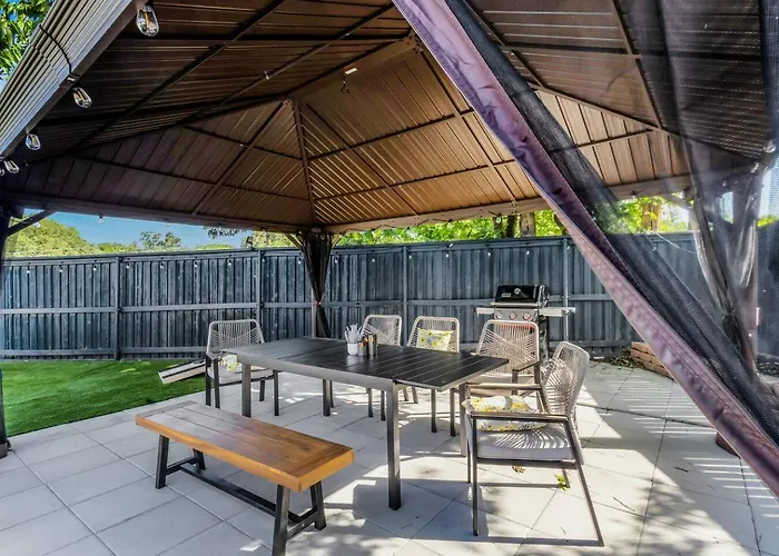 Backyard Oasis: Pool, Hot Tub, Giant Chess & Golf Holiday home