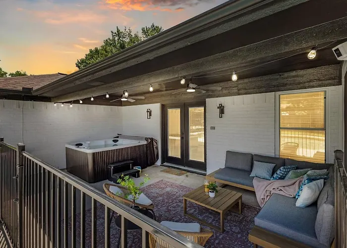 Backyard Oasis: Pool, Hot Tub, Giant Chess & Golf Holiday home Fort Worth