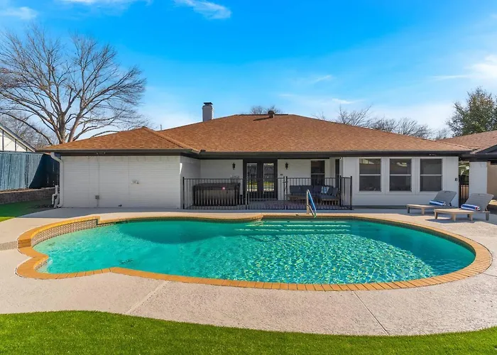 Holiday home Backyard Oasis: Pool, Hot Tub, Giant Chess & Golf Fort Worth