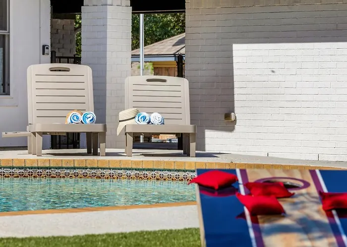 Holiday home Backyard Oasis: Pool, Hot Tub, Giant Chess & Golf