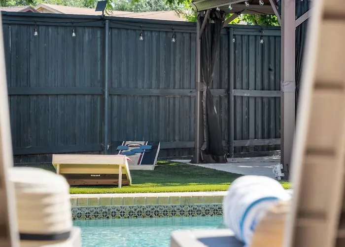 Holiday home Backyard Oasis: Pool, Hot Tub, Giant Chess & Golf