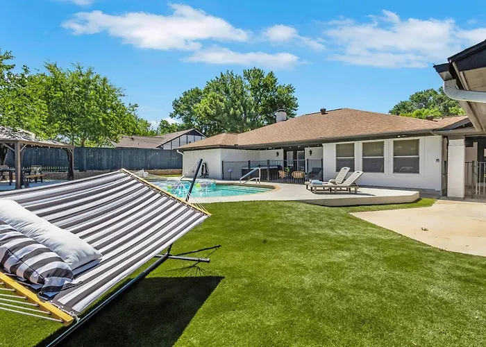 Backyard Oasis: Pool, Hot Tub, Giant Chess & Golf Holiday home *