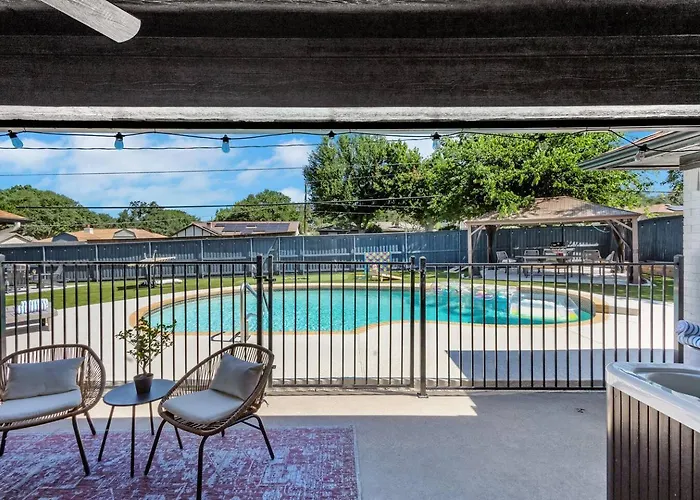 Backyard Oasis: Pool, Hot Tub, Giant Chess & Golf Fort Worth