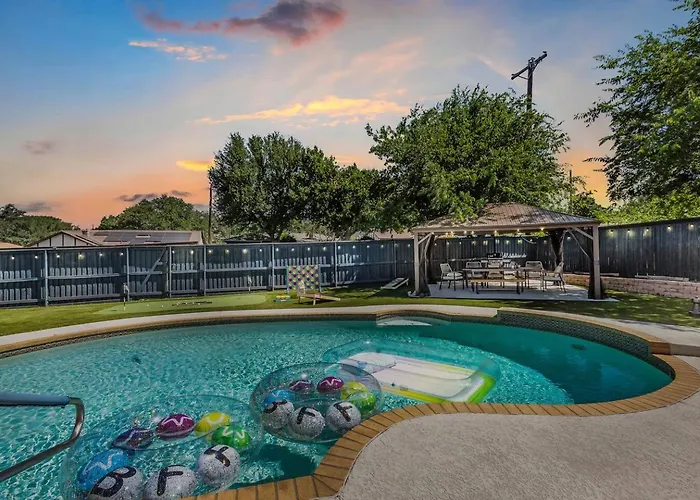 Backyard Oasis: Pool, Hot Tub, Giant Chess & Golf Holiday home