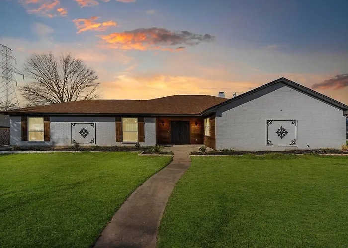 Holiday home Backyard Oasis: Pool, Hot Tub, Giant Chess & Golf